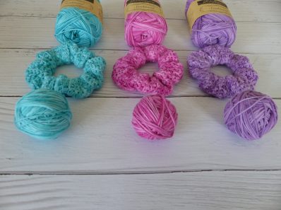 👉 Tu veux créer ton chouchou au crochet ? Découvre notre modèle gratuit, disponible aussi en PDF à 2€. Facile, rapide et tendance pour tous niveaux !