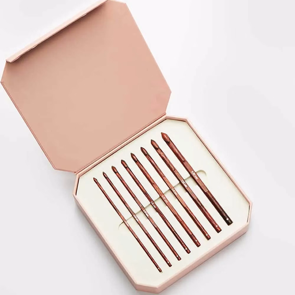 Coffret de 8 crochets KnitPro Symfonie Rose (3,5 à 8 mm) en bois poli, cristal Swarovski et écrin rose doré. Le cadeau parfait pour crocheteuse.