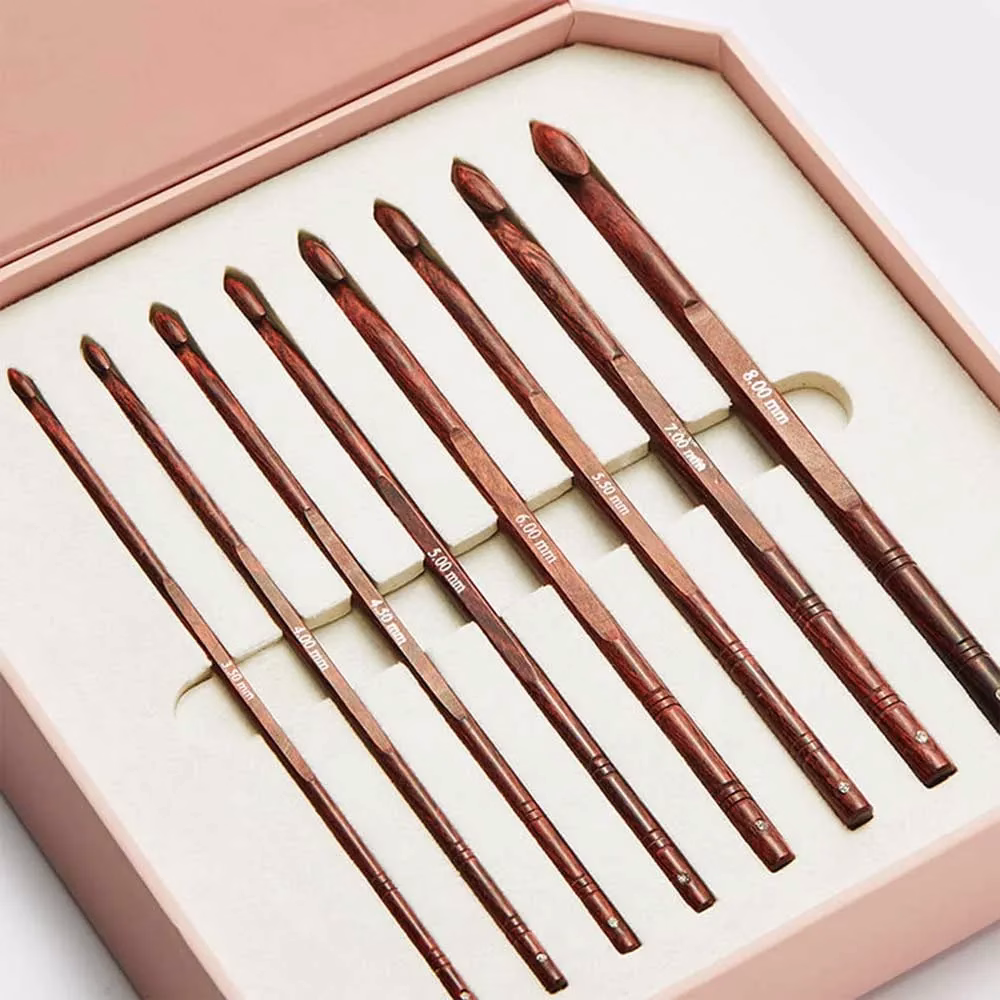 Coffret de 8 crochets KnitPro Symfonie Rose (3,5 à 8 mm) en bois poli, cristal Swarovski et écrin rose doré. Le cadeau parfait pour crocheteuse.