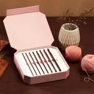 Coffret de 8 crochets KnitPro Symfonie Rose (3,5 à 8 mm) en bois poli, cristal Swarovski et écrin rose doré. Le cadeau parfait pour crocheteuse.