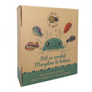 une boite carton contenant le Kit à crocheter amigurumi Marylène la baleine réalisé par croch'ta maille