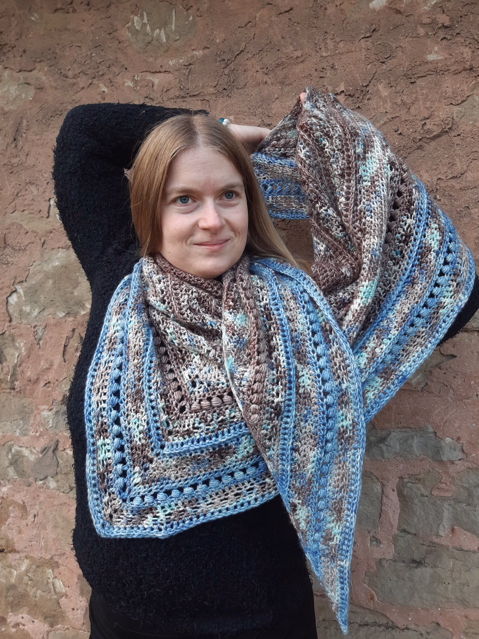 Craque pour le Kit à crocheter Châle A Hazy Shade of Winter : 4 écheveaux, patron PDF et papier pour un châle hivernal texturé et élégant.