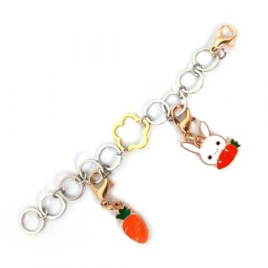 Craque pour Carotte le lapin et sa carotte rigolote ! Ce compte-rangs tout mignon est parfait pour compter tes rangs sur les petits ouvrages. Léger, précis et idéal jusqu’à 5 mm d’aiguilles.