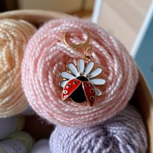 Marqueur de maille Coccinelle sur fleur