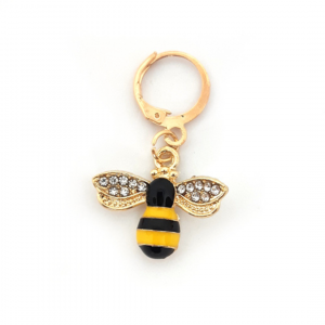 Découvre le marqueur de maille Buzz l’abeille, un accessoire pratique et mignon pour marquer tes rangs au crochet ou tricot. Associe-le avec le compte-rangs My Honey pour un duo parfait.