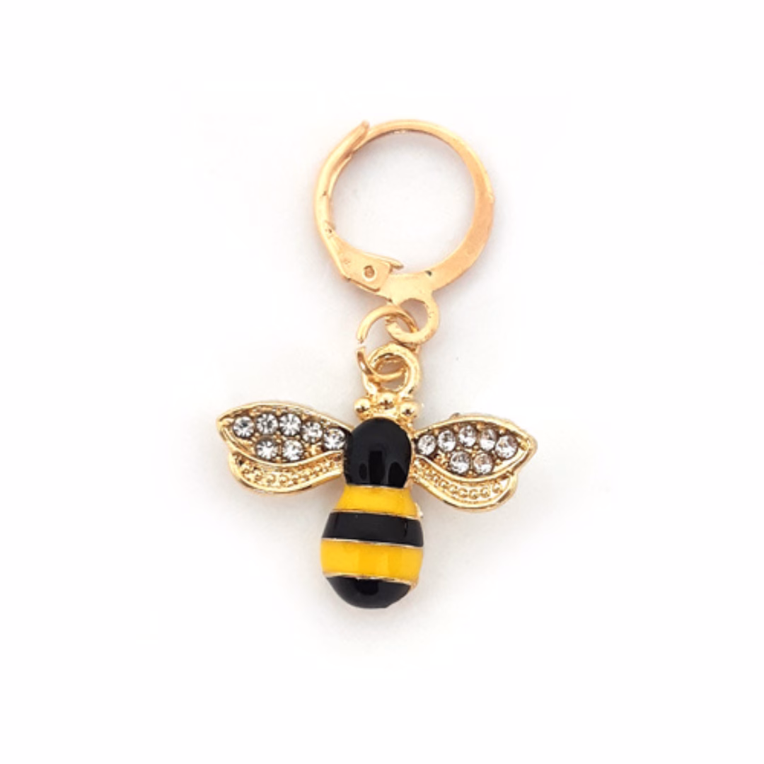 Découvre le marqueur de maille Buzz l’abeille, un accessoire pratique et mignon pour marquer tes rangs au crochet ou tricot. Associe-le avec le compte-rangs My Honey pour un duo parfait.