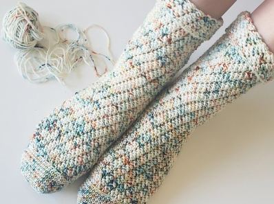 Découvre ma sélection 10 idées de modèles au crochet avec 1 seul écheveau de fingering. Châle, chaussettes...