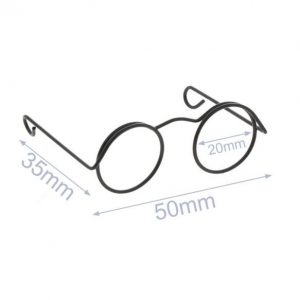 Ajoute du caractère à tes créations avec les Lunettes en métal Opry pour amigurumi ou poupée. Monture 5 cm, branches 3,5 cm, disponibles en doré ou noir pour un style unique.