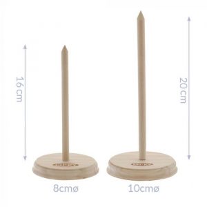 Découvre le support en bois Opry pour amigurumi ou poupée. Bois de cerisier poli, base ronde et stable, pilier amovible. Maintiens tes créations debout avec style !