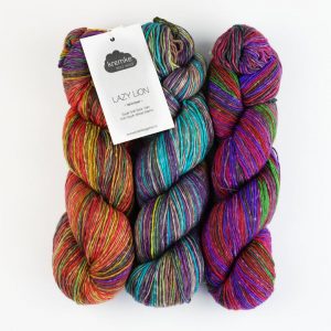 Découvrez la Lazy Lion Kremke, une laine auto-rayante en mérinos superfine, douce, durable et idéale pour chaussettes, châles, mitaines et accessoires au crochet ou au tricot. 6 coloris, 420 m d’inspiration par écheveau.