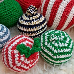 Patron au crochet Boules de Noël rayées