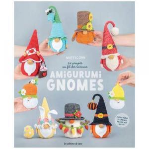 couverture du livre Amigurumis Gnomes avec plein de gnomes différents qui varient au fil des saisons