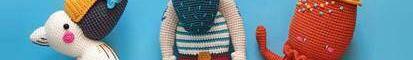 Livre d'amigurumis aquatiques au crochet sous fond bleu avec 5 amigurumis : pélican, pirate, poulpe et 2 poissons