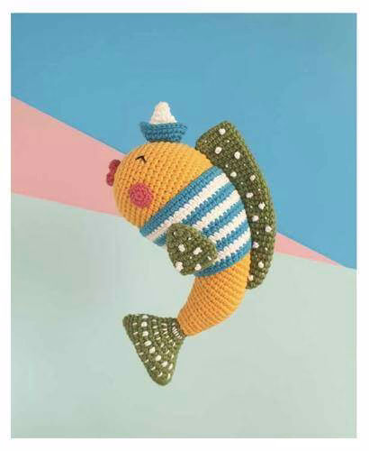 Un poisson en crochet réalisé avec le livre d'amigurumis aquatiques au crochet