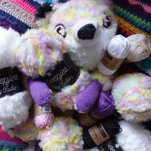 Photo de phoenix the fox unicorn crocheter avec les pelotes nécessaires à sa réalisation