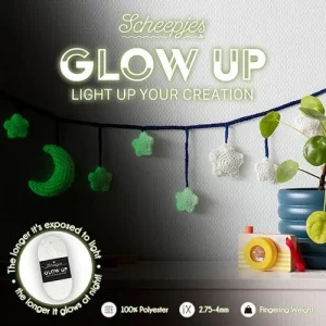 Scheepjes Glow Up 50g est un fil phosphorescent qui brille dans le noir. Léger et résistant, il est idéal pour crochet, tricot, amigurumis et déco magique.