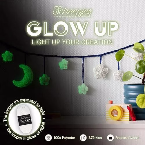 Scheepjes Glow Up 50g est un fil phosphorescent qui brille dans le noir. Léger et résistant, il est idéal pour crochet, tricot, amigurumis et déco magique.