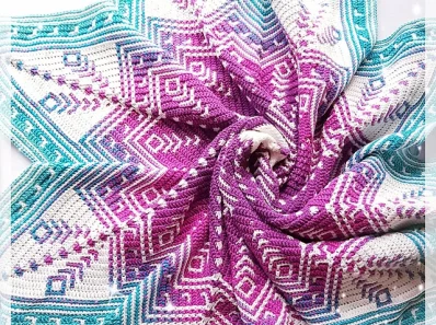 Couverture réalisée en crochet mosaique avec du mauve et du bleu