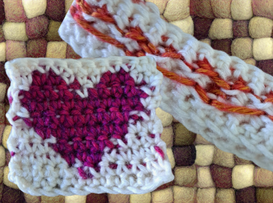 Montage qui montre 2 ouvrage un en jacquard et un en tapisserie au crochet