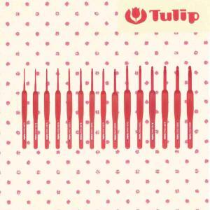 Crochète sans fatigue avec le crochet Etimo Red Tulip. Ergonomique et anti-reflets, il assure confort et précision pour des heures de crochet-passion.