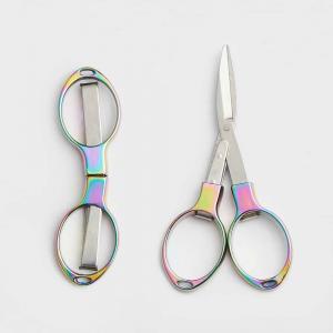 2 ciseaux pliables : un fermé et un ouvert