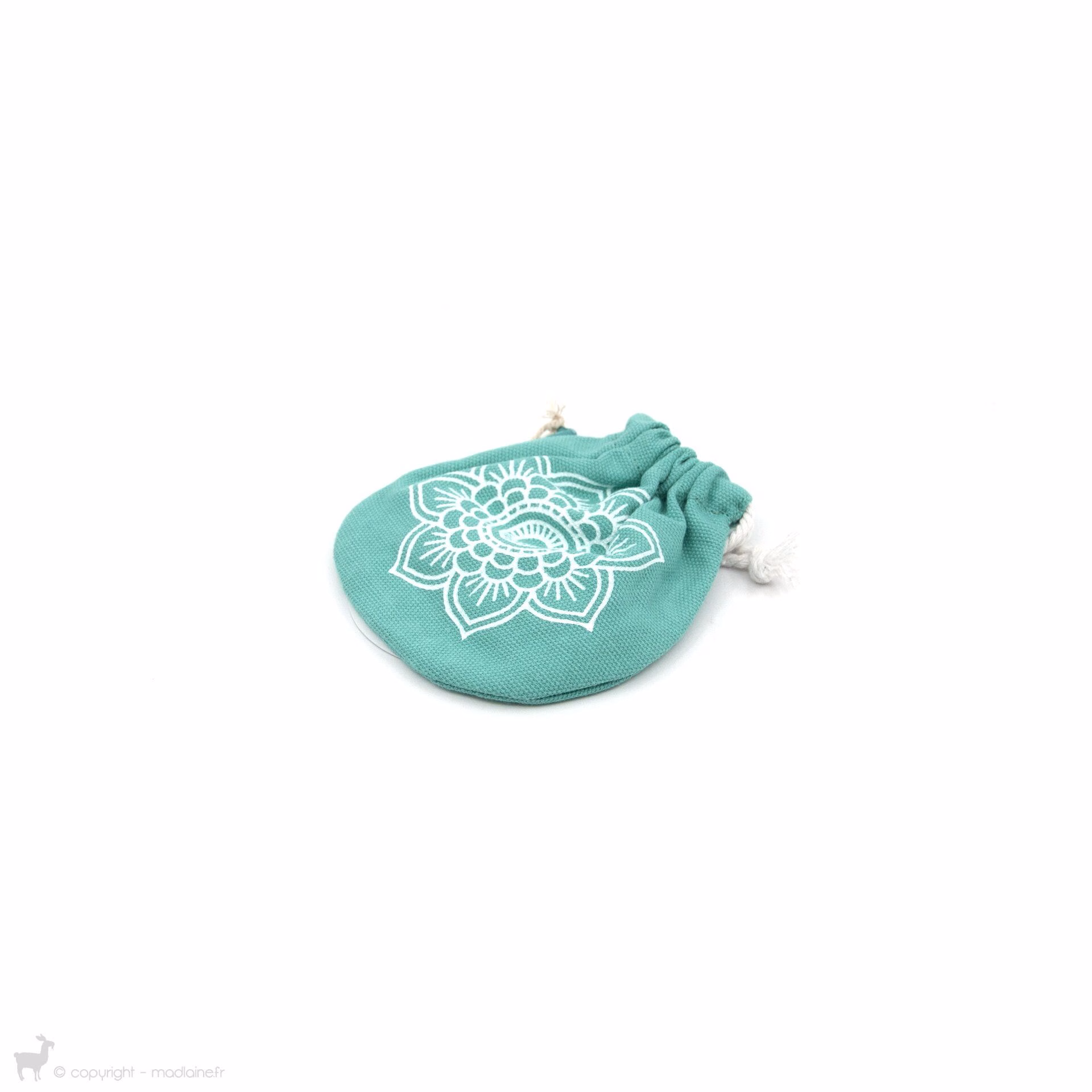 un étui bleu