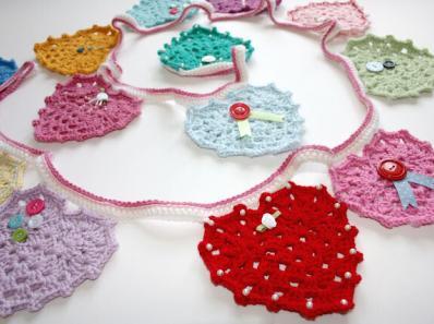 une guirlande de coeurs au crochet de toutes les couleurs