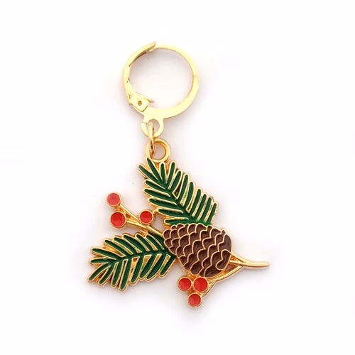 marqueur de maille doré représentant des branches de sapin avec une pomme de pin et des baies rouges