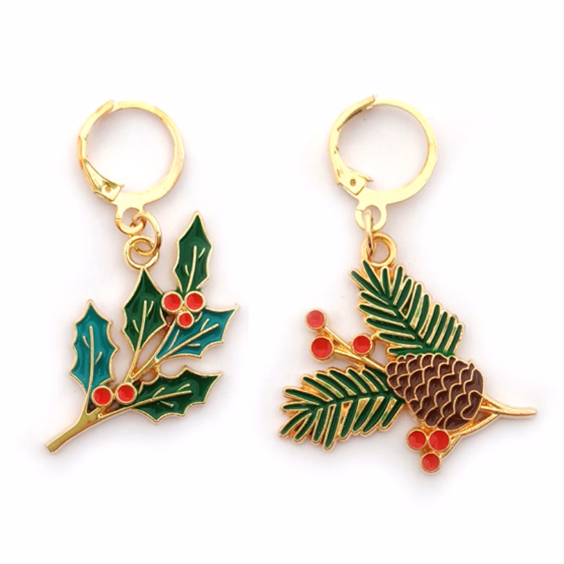 2 marqueurs de maille doré représentant des branches de sapin avec une pomme de pin et des baies rouges et un avec du houx