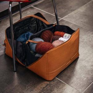 Sac à bandoulière pour crochet en cuir whisky ouvert avec des pelotes de laine