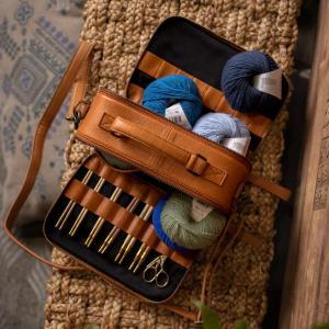 Sac de rangement pour le crochet en cuir whisky ouvert