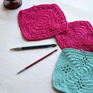2 crochets tunisiens interchangeable KnitPro Dreamz avec 3 ouvrages deux rose et un bleur