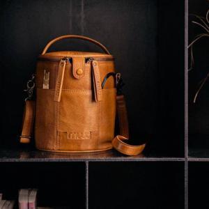 Sac de rangement pour le crochet en cuir whisky fermé