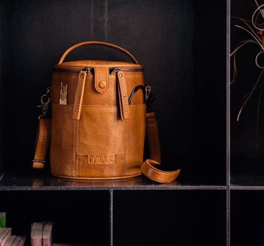 Sac de rangement pour le crochet en cuir whisky fermé