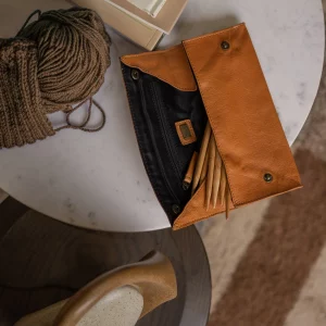 Pochette pour le crochet Muud Liv ouverte avec des accessoires de crochet couleur whisky