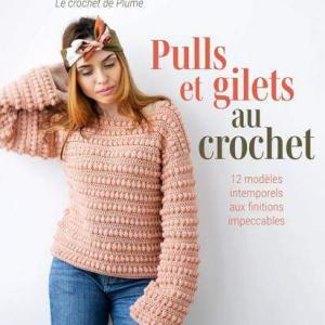 couverture du livre pulls et gilets au crochet avec une femme portant un pull au crochet