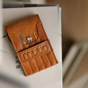 Découvre l'Étui pour Aiguilles à Coudre Muud Eva, un accessoire en cuir véritable alliant élégance et fonctionnalité. Il garde tes aiguilles bien organisées