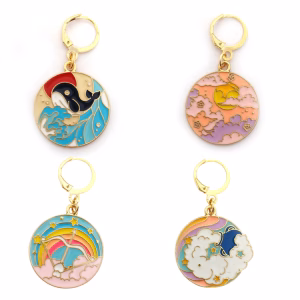 Découvrez nos Marqueurs de Maille Au Pays des Rêves pour un moment cocooning avec ton crochet : ciel, lune, baleine, arc, arc-en-ciel sont au rdv.