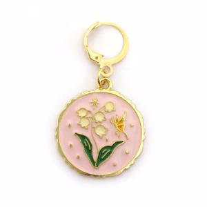 Apporte une touche de délicatesse à tes projets avec le Marqueur de Maille Médaillon Muguet & Papillon ! Pratique et raffiné. Découvre-le vite