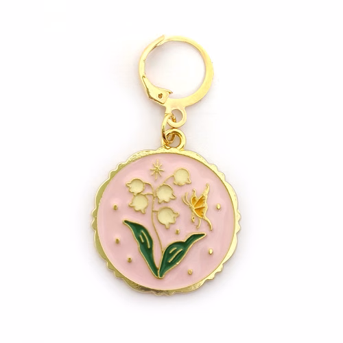 Apporte une touche de délicatesse à tes projets avec le Marqueur de Maille Médaillon Muguet & Papillon ! Pratique et raffiné. Découvre-le vite