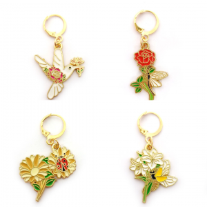 Apporte la nature à tes projets avec les Marqueurs de Maille Floraison Printanière ! Colombe, libellule, coccinelle et abeille se mêlent aux fleurs.