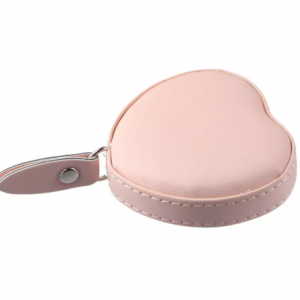 Découvre le mètre ruban cœur, l'accessoire parfait pour tous tes projets créatifs. Mesure jusqu'à 150 cm avec un joli design en forme de cœur.