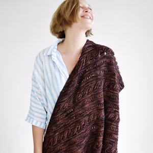 Envie de crocheter un châle qui original ? Découvre 15 modèles de châles originaux au crochet ! Des idées pour booster ta créativité !