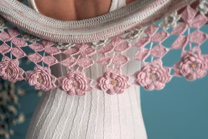 Envie de crocheter un châle qui original ? Découvre 15 modèles de châles originaux au crochet ! Des idées pour booster ta créativité !