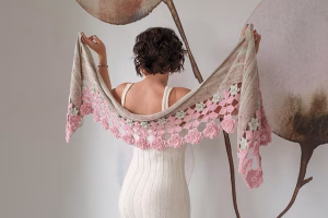 Envie de crocheter un châle qui original ? Découvre 15 modèles de châles originaux au crochet ! Des idées pour booster ta créativité !