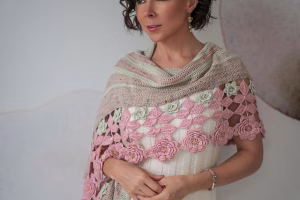 Envie de crocheter un châle qui original ? Découvre 15 modèles de châles originaux au crochet ! Des idées pour booster ta créativité !