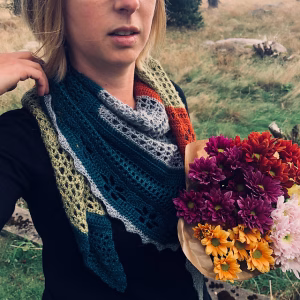 Envie de crocheter un châle qui original ? Découvre 15 modèles de châles originaux au crochet ! Des idées pour booster ta créativité !