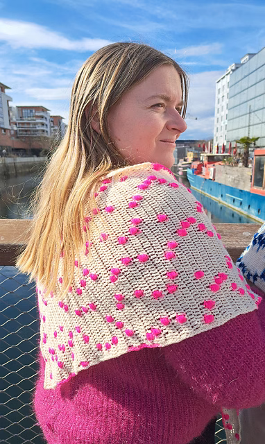 Envie de crocheter un châle qui original ? Découvre 15 modèles de châles originaux au crochet ! Des idées pour booster ta créativité !