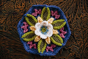 Envie de crocheter un châle qui original ? Découvre 15 modèles de châles originaux au crochet ! Des idées pour booster ta créativité !