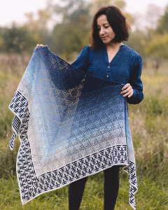 Envie de crocheter un châle qui original ? Découvre 15 modèles de châles originaux au crochet ! Des idées pour booster ta créativité !